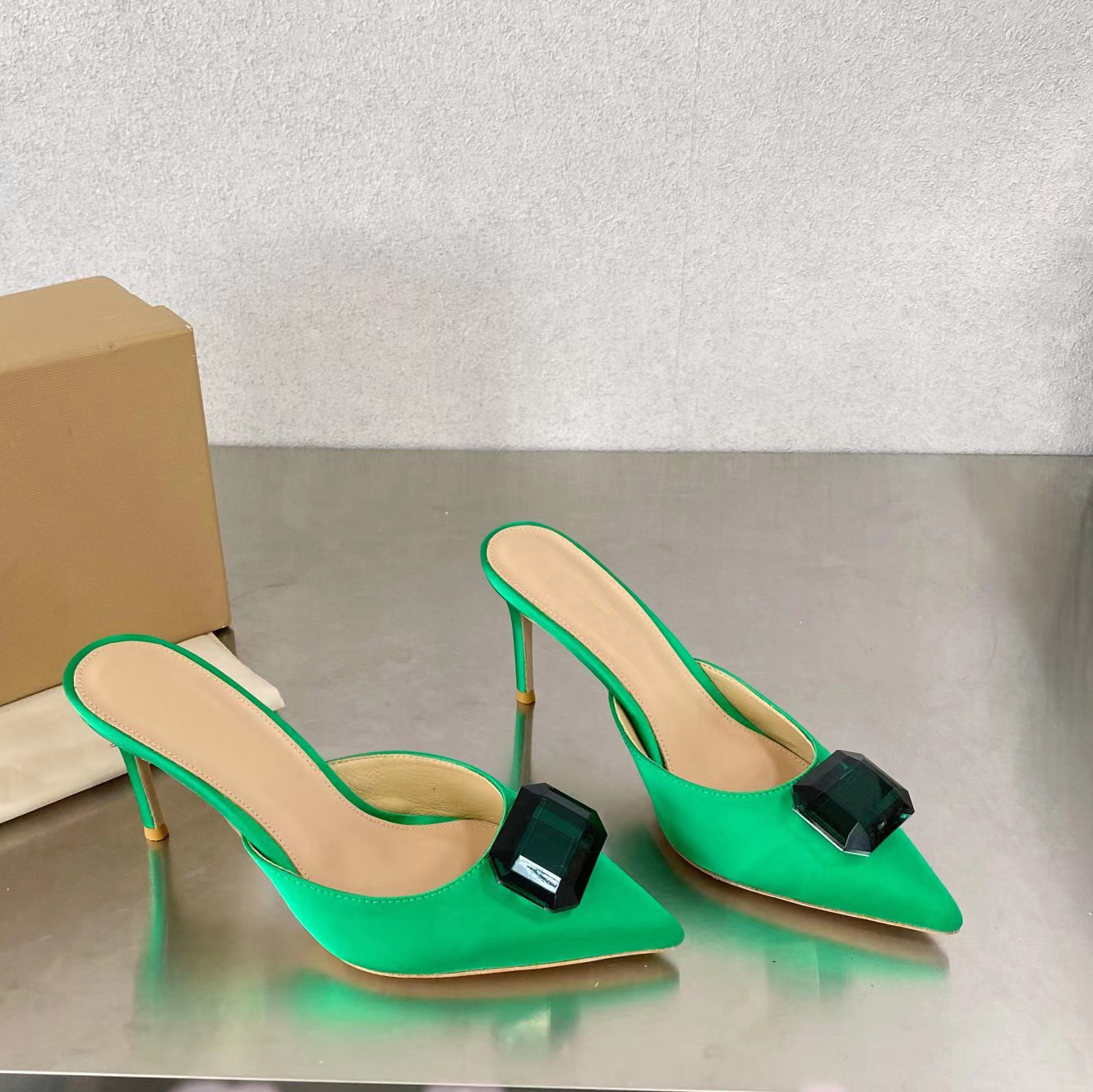 Gianvito Rossi Women toe wrap slippers Luxury designer sandals Fashion casual 8.5cm high heel banquet shoes High quality suede pointed toe caps, Silver
Gianvito Rossi Women toe wrap slippers Luxury designer sandals Fashion casual 8.5cm high heel banquet shoes High quality suede pointed toe caps, Silver