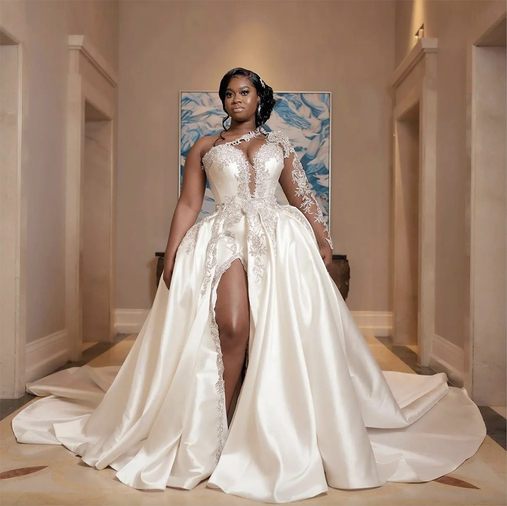 2023 Sexy Bling A Line Wedding Dresses Silver Crystal Beads One Shoulder Satin Illusion Long Sleeves Side Split Overskirts Satin Ball Gown Bridal Dres