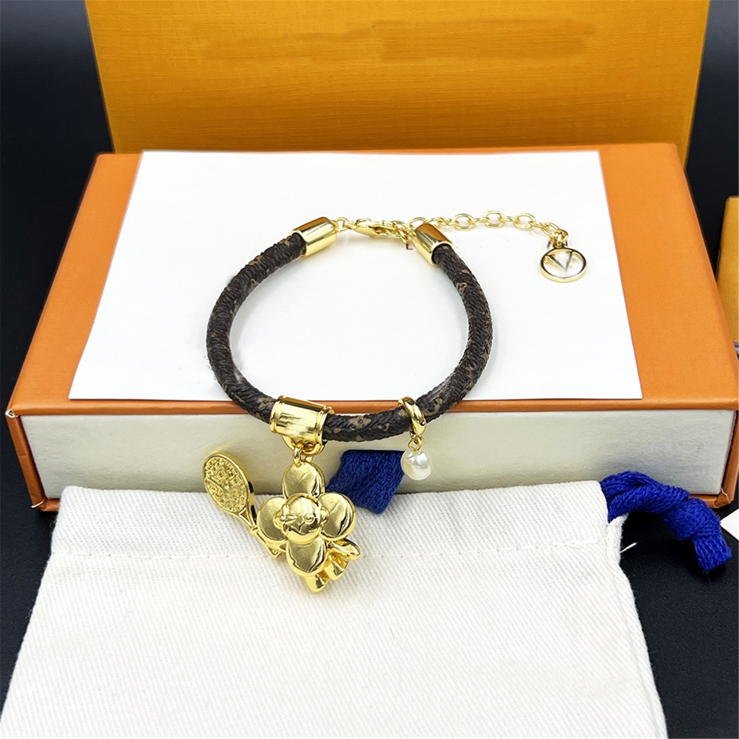 Luxurys Designer Jewelry Bracelet Presbyopia Leather Bracelets Fashion For Men Women Leather Elegant Bangle With Box Dustbag
Luxurys Designer Jewelry Bracelet Presbyopia Leather Bracelets Fashion For Men Women Leather Elegant Bangle With Box Dustbag