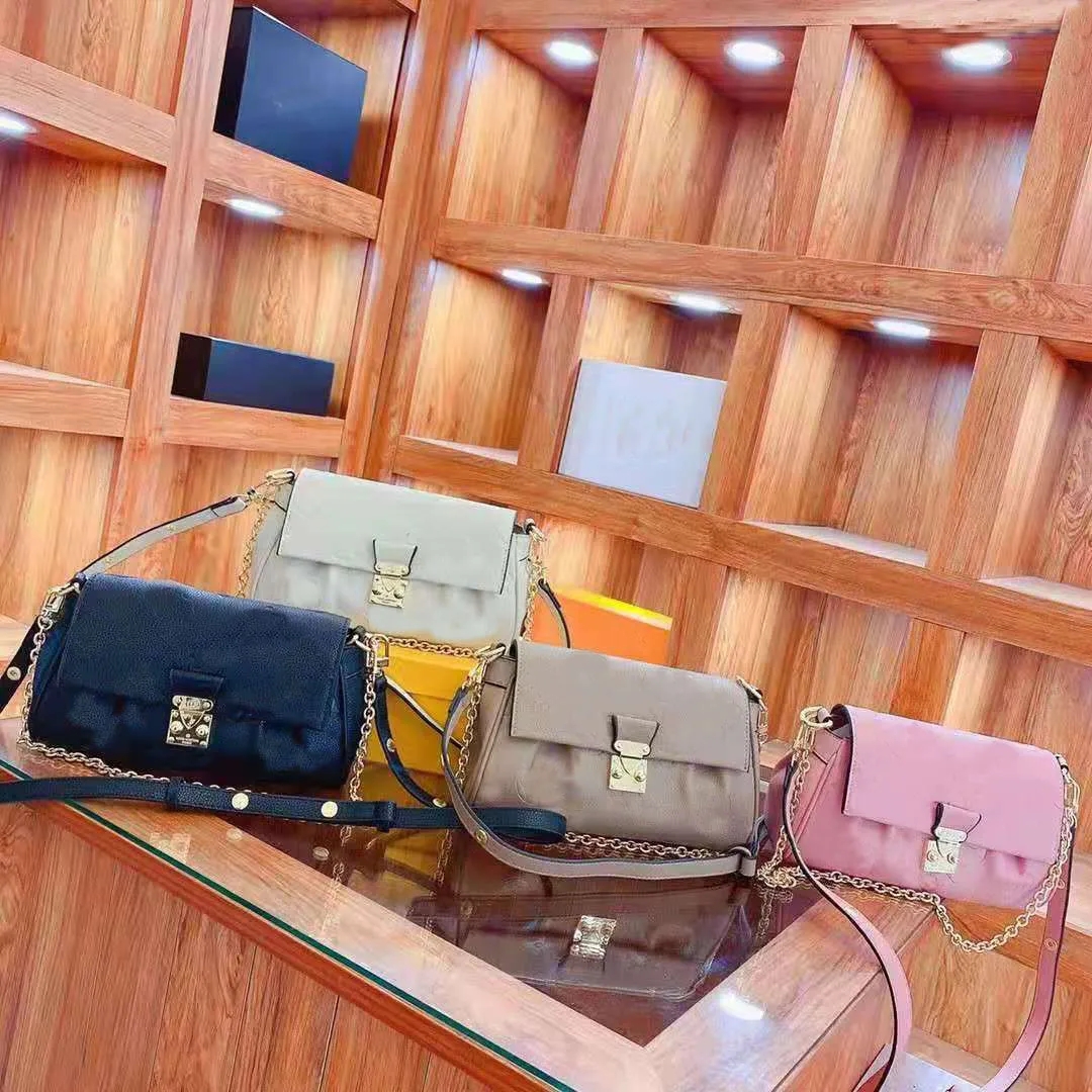 Designer design women's diagonal bag, classic fashion versatile flower letter handbag. High end atmosphere, European and American style. Size 25 * 14cm
Designer design women's diagonal bag, classic fashion versatile flower letter handbag. High end atmosphere, European and American style. Size 25 * 14cm