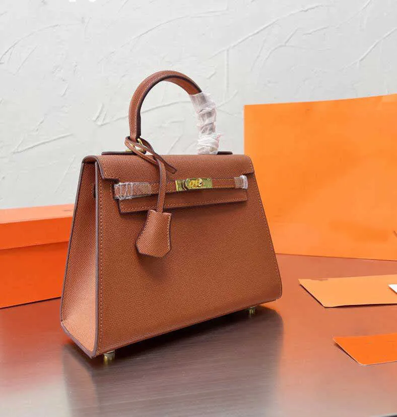 designer Shoulder Bags Top quality fashion Women's cowhide leather tote bag glamour high quality shoulder handbags strap size 20cm
designer Shoulder Bags Top quality fashion Women's cowhide leather tote bag glamour high quality shoulder handbags strap size 20cm