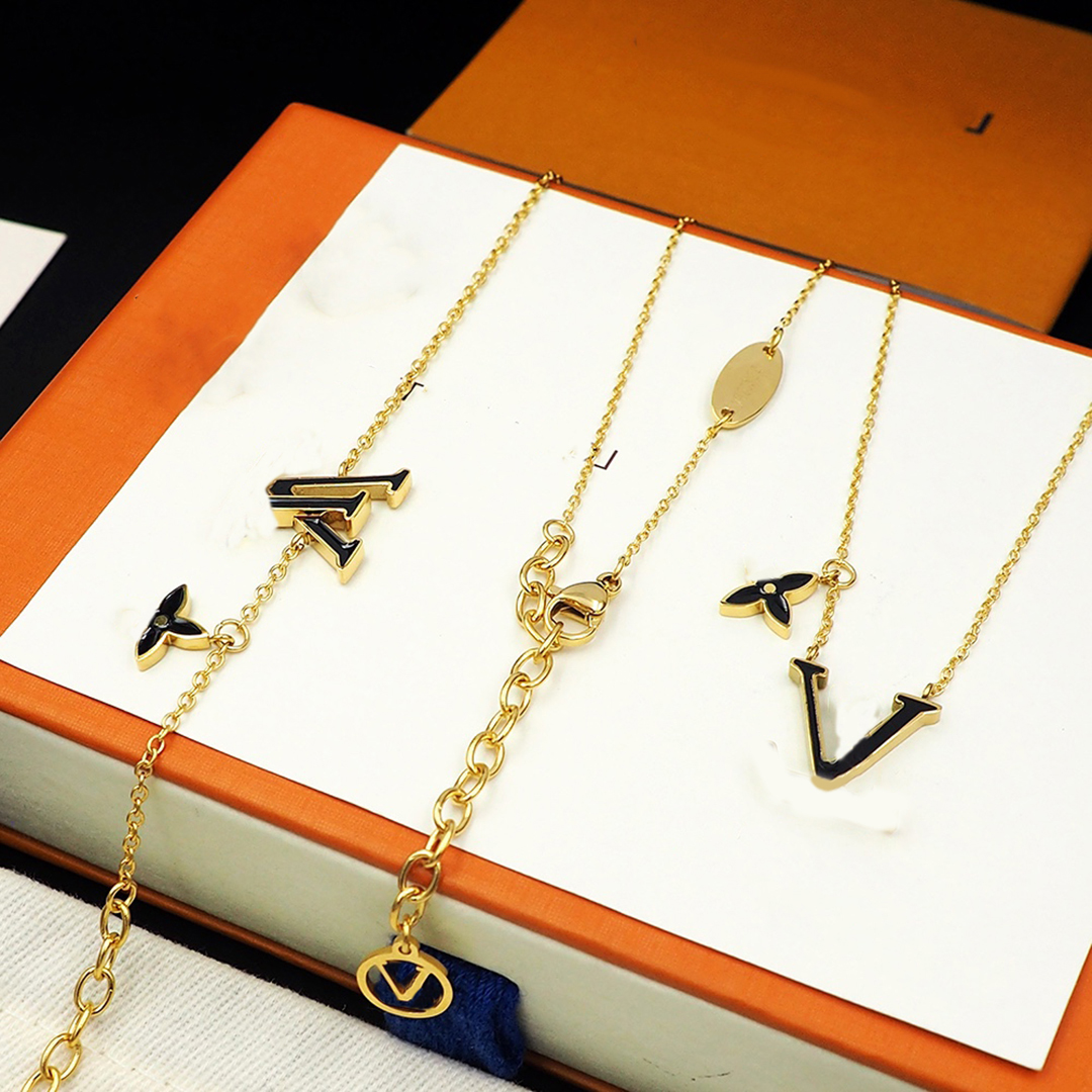 Luxurys Designer Flowers Necklace Necklaces Women Chain Couple Jewelry Leisure Style Personalized Soft Enamel Engraved Letters Classic Collarbone Chains
Luxurys Designer Flowers Necklace Necklaces Women Chain Couple Jewelry Leisure Style Personalized Soft Enamel Engraved Letters Classic Collarbone Chains