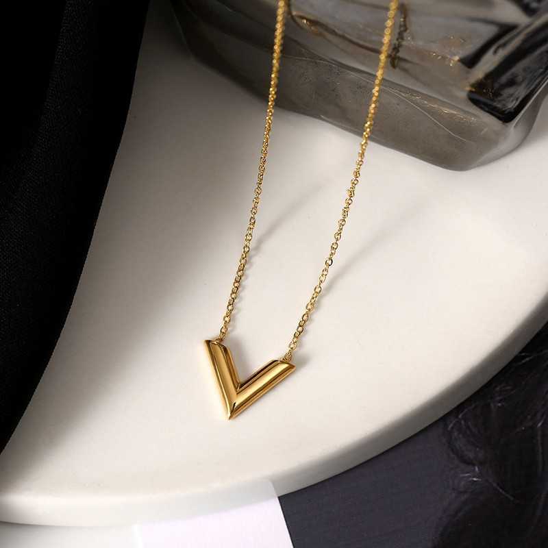 Korean Fashion V-shaped Light Luxury Steel Colorless for Women 2022 Summer Simple Personality Letter Pendant Necklace Chain
Korean Fashion V-shaped Light Luxury Steel Colorless for Women 2022 Summer Simple Personality Letter Pendant Necklace Chain