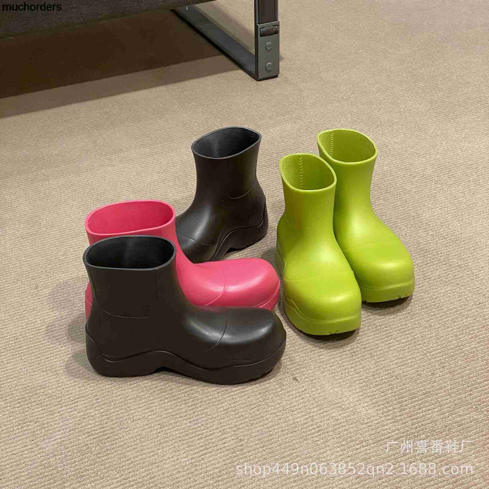 B Family Thick Sole Short Boots Rain Shoes 2022 Autumn and Winter New Jelly Color Series One Piece High Sole Low Tube Couple Shoes, Black
B Family Thick Sole Short Boots Rain Shoes 2022 Autumn and Winter New Jelly Color Series One Piece High Sole Low Tube Couple Shoes, Black