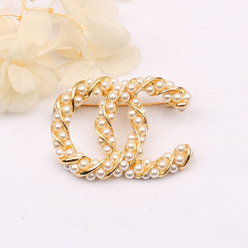 Famous Design Brand Luxury Brooch Women Warp Pearl Designer Letter Brooches Suit Pin Fashion Jewelry Gift Clothing High Quality Accessories 20Style
Famous Design Brand Luxury Brooch Women Warp Pearl Designer Letter Brooches Suit Pin Fashion Jewelry Gift Clothing High Quality Accessories 20Style