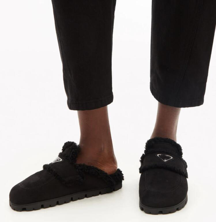 23 Winter Warm Slippers Luxury Designer Flat Shoes Women's Triangle Sign Wool Open Back Lefu Shoes Lug Rubber Sole with Box 35-42
23 Winter Warm Slippers Luxury Designer Flat Shoes Women's Triangle Sign Wool Open Back Lefu Shoes Lug Rubber Sole with Box 35-42