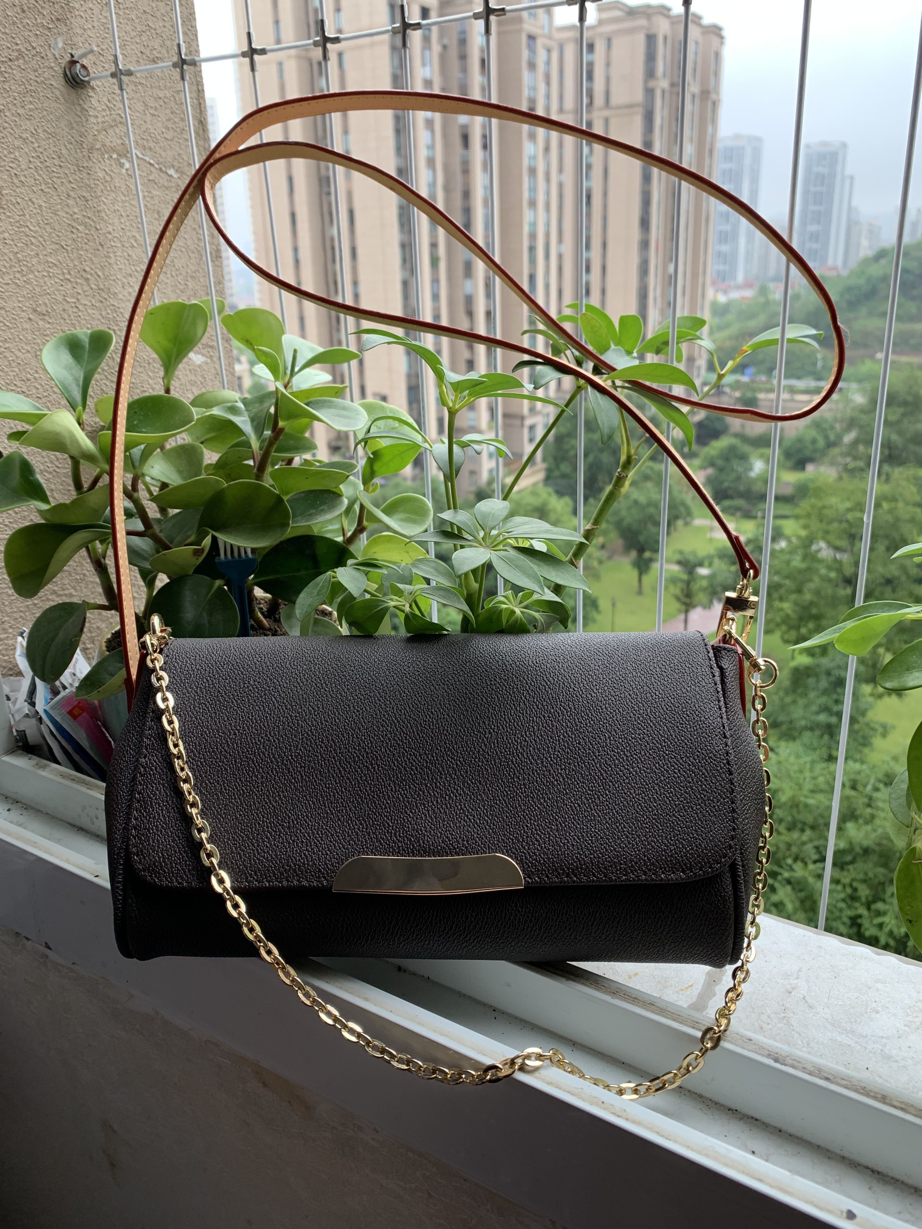 Top quality Women Chain Shoulder Crossbody Bags Lady Purse Messenger Bag Designer Handbags Wallets backpack female purse 40871, Brown
Top quality Women Chain Shoulder Crossbody Bags Lady Purse Messenger Bag Designer Handbags Wallets backpack female purse 40871, Brown