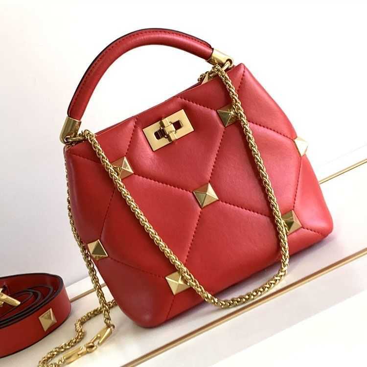 Saddle Women Valentino Beach Bags Bag Crossbody Designer Handbag Purse Wallet Bagpack Puff Diamond Bucket Rivet HandbagsJJZ6, Black black nails;small size;21cm long
Saddle Women Valentino Beach Bags Bag Crossbody Designer Handbag Purse Wallet Bagpack Puff Diamond Bucket Rivet HandbagsJJZ6, Black black nails;small size;21cm long