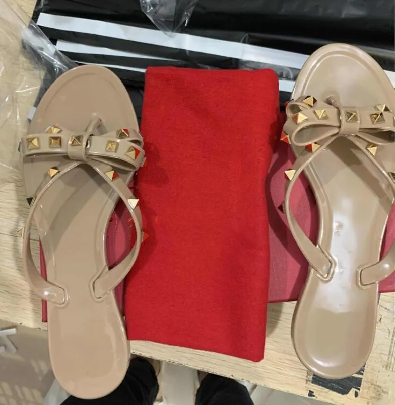 Women Designers Luxurys Sandals Rivet Brand Bow Knot Flat Slippers Sandal Studded Girl Jelly Platform Slides Lady Flip Flops 35-41
Women Designers Luxurys Sandals Rivet Brand Bow Knot Flat Slippers Sandal Studded Girl Jelly Platform Slides Lady Flip Flops 35-41