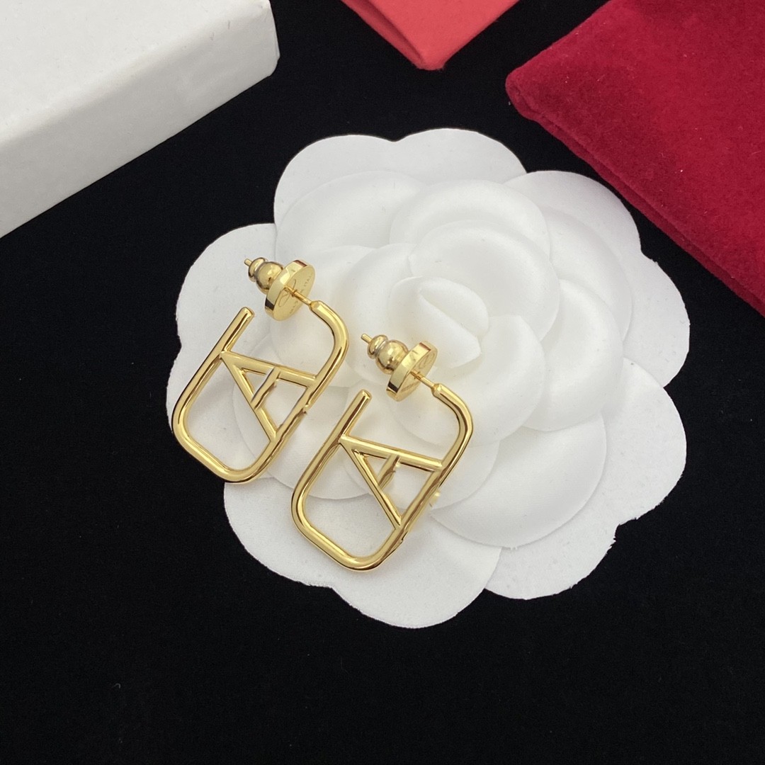Earring designers design luxurious and atmospheric gold earrings, jewelry, party jewelry for women
Earring designers design luxurious and atmospheric gold earrings, jewelry, party jewelry for women
