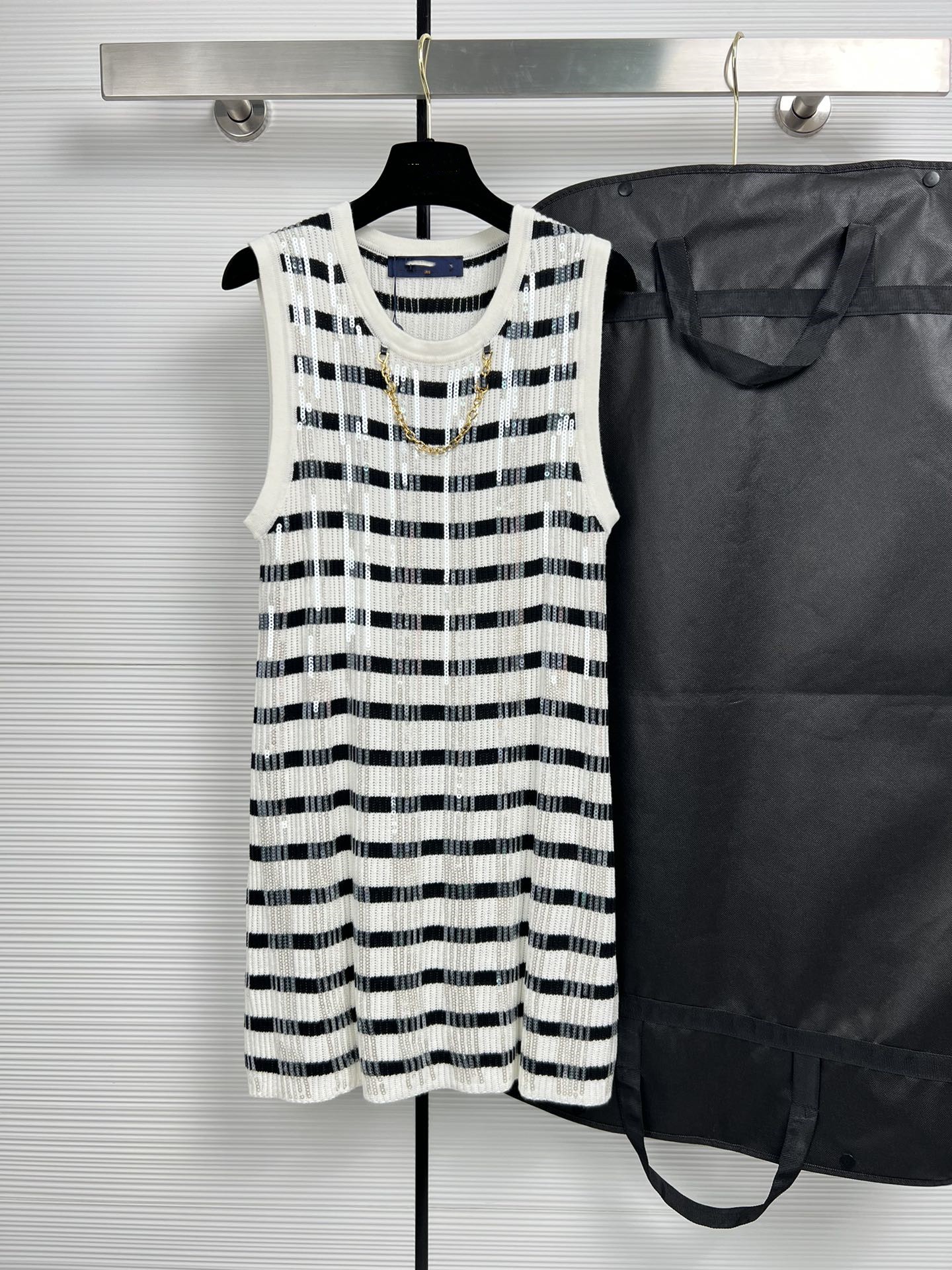 Casual Dresses Luxury Designer Designs 2023 Early Spring New Sequin Black and White Stripe Series Knitted Tank Skirt, Ivory
Casual Dresses Luxury Designer Designs 2023 Early Spring New Sequin Black and White Stripe Series Knitted Tank Skirt, Ivory