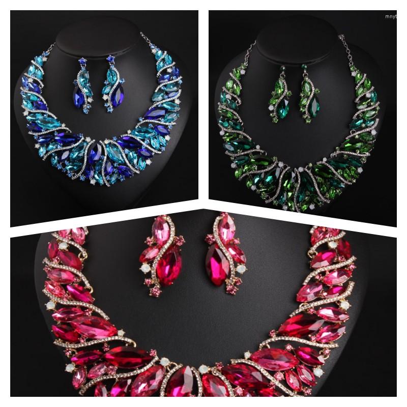 Pendant Necklaces European And American Exaggerated Crystal Necklace Earring Set Bride Banquet Jewelry Female Accessories Wholesale 
Pendant Necklaces European And American Exaggerated Crystal Necklace Earring Set Bride Banquet Jewelry Female Accessories Wholesale