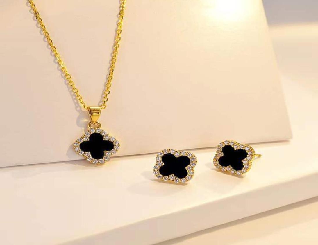 luxury clover designer pendant necklaces for women 18K gold stainless steel 4 leaf leaves crystal classic love chains necklace jew2655170
luxury clover designer pendant necklaces for women 18K gold stainless steel 4 leaf leaves crystal classic love chains necklace jew2655170