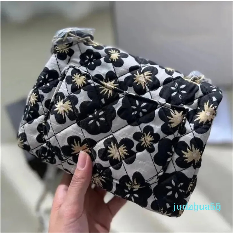Designer -Womens Flower Mini Flap Bag Classic Print Quilted Plaid Metal Leather Chain Hardware Buckle Shoulder Crossbody Bag
Designer -Womens Flower Mini Flap Bag Classic Print Quilted Plaid Metal Leather Chain Hardware Buckle Shoulder Crossbody Bag
