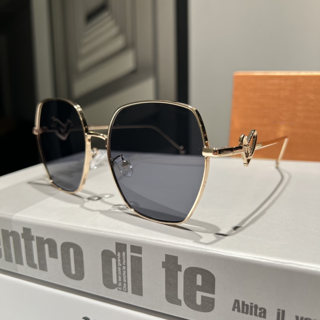 Luxury designer Sunglasses for women Fashion Attitude UV400 Protection Lens Square Full Frame Gold Color Plated Side Logo Gold Sunglasses New Come With box
Luxury designer Sunglasses for women Fashion Attitude UV400 Protection Lens Square Full Frame Gold Color Plated Side Logo Gold Sunglasses New Come With box