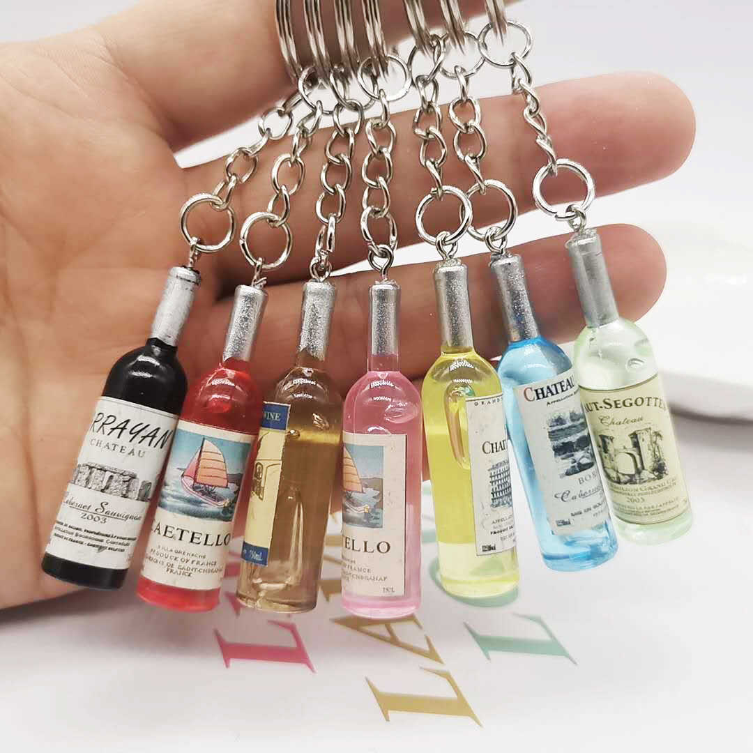 Key Rings Cute and innovative resin beer wine bottles women's men's car bags keychains pendant accessories wedding party gifts G230525