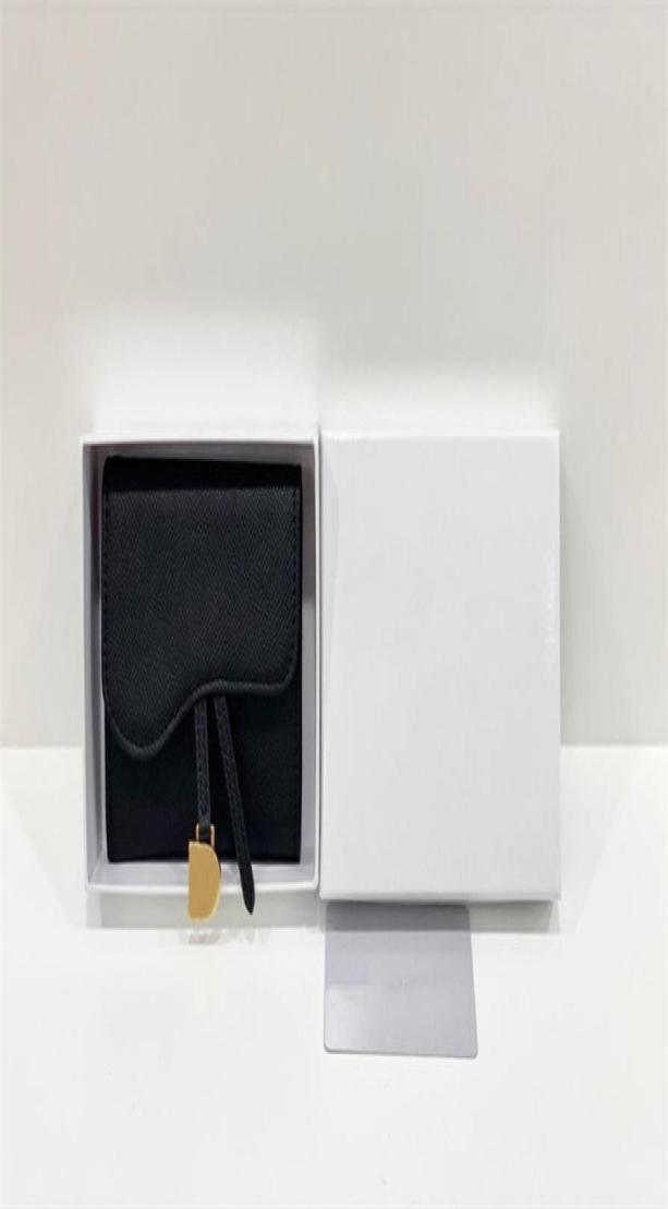 Made of printed fabric and sheepskin it is durable It has a spacious main compartment two wiring bags and two card slots for ca3303000, Red
Made of printed fabric and sheepskin it is durable It has a spacious main compartment two wiring bags and two card slots for ca3303000, Red