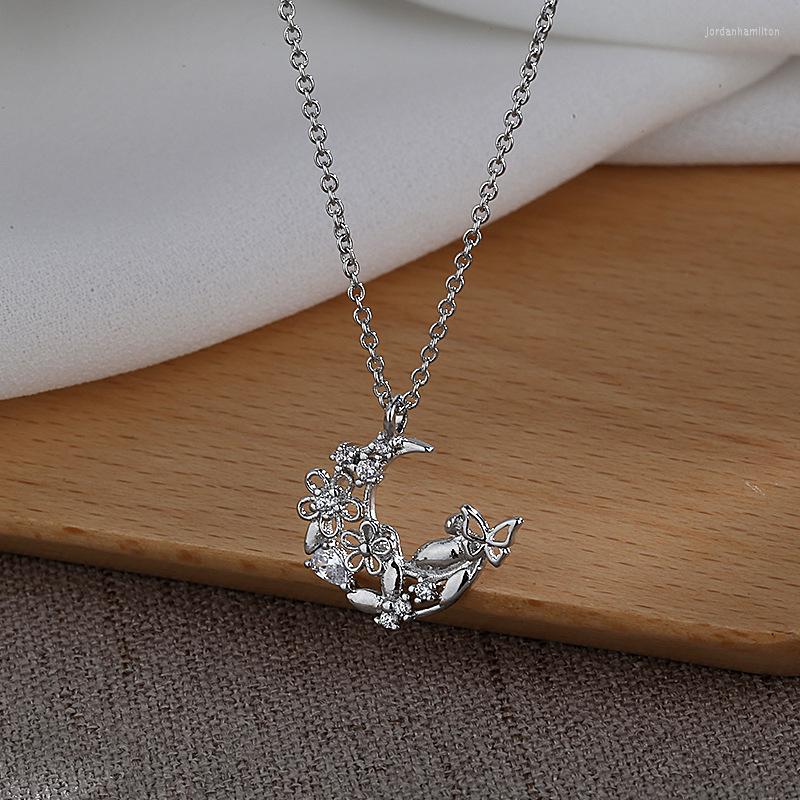 Pendant Necklaces Exquisite Hollow Moon FLowe Necklace Inlay Zircon Crystal Choker Chain For Women Female Jewelry
Pendant Necklaces Exquisite Hollow Moon FLowe Necklace Inlay Zircon Crystal Choker Chain For Women Female Jewelry