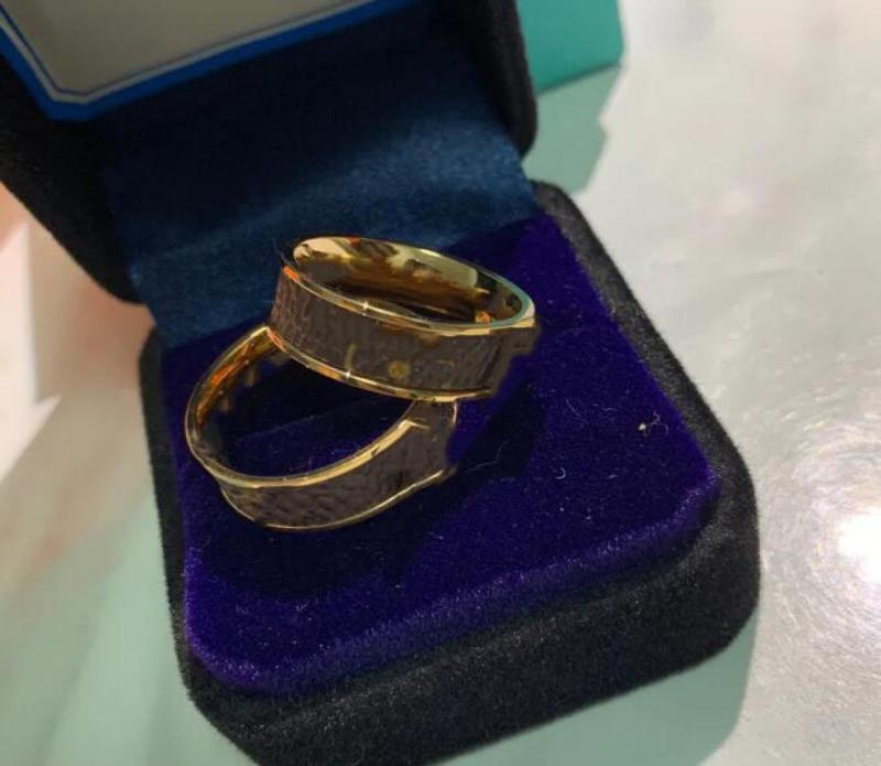 Couple Rings designerlvs love charm bague homme high quality fashion woman men engagement ring Classic Presbyterian paste skin mid8441353
Couple Rings designerlvs love charm bague homme high quality fashion woman men engagement ring Classic Presbyterian paste skin mid8441353