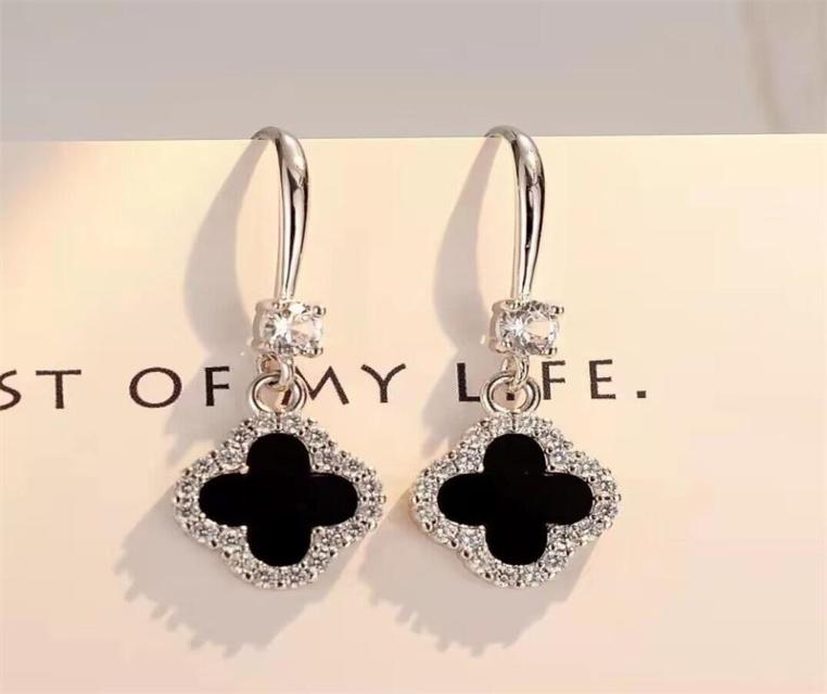 Designer jewelry Womens Earrings Fashion Stud Earings Clover Stainless Elegant for Woman7502428
Designer jewelry Womens Earrings Fashion Stud Earings Clover Stainless Elegant for Woman7502428