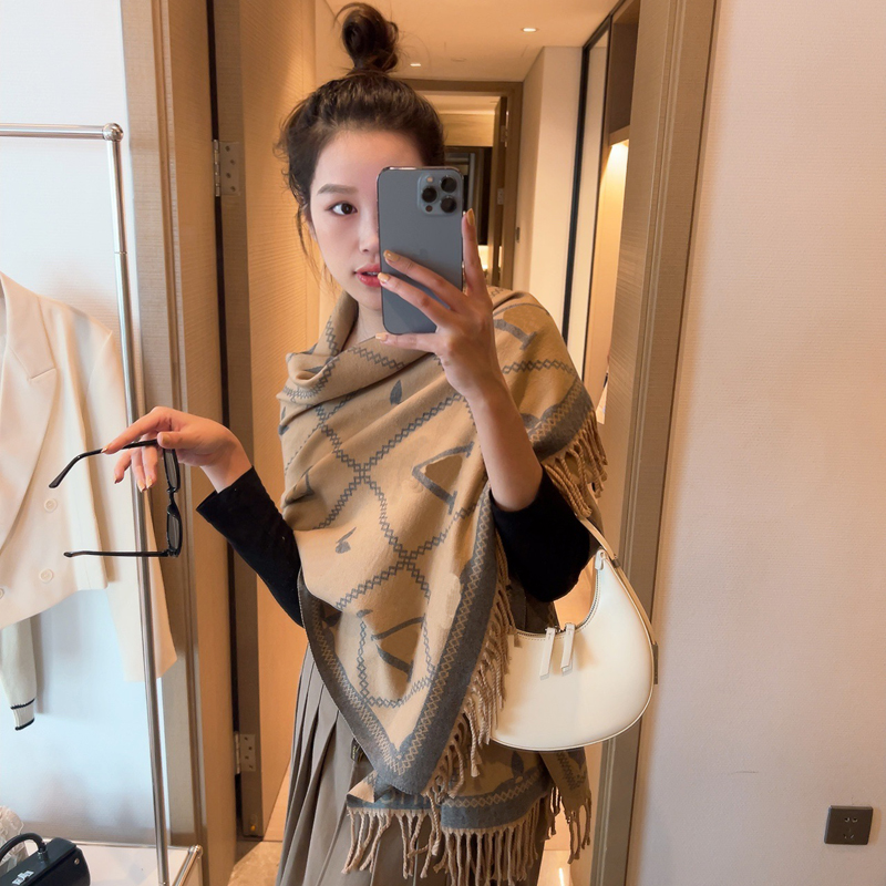 Women Fashion Scarf Wool Winter Scarves Designer With Tassels Womens Scarfs Letters Pashmina New Mens Casual Wrap Muffler D2305243F
Women Fashion Scarf Wool Winter Scarves Designer With Tassels Womens Scarfs Letters Pashmina New Mens Casual Wrap Muffler D2305243F