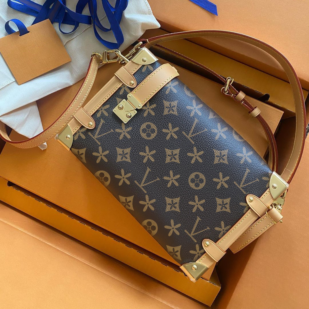 M46358 M21741 Womens side trunk box clutch bag Luxury louvis top handle designer tote bags Mens purse shoulder crossbody baguette bag Cowhide handbags Embossed bags, Brown embossed
M46358 M21741 Womens side trunk box clutch bag Luxury louvis top handle designer tote bags Mens purse shoulder crossbody baguette bag Cowhide handbags Embossed bags, Brown embossed