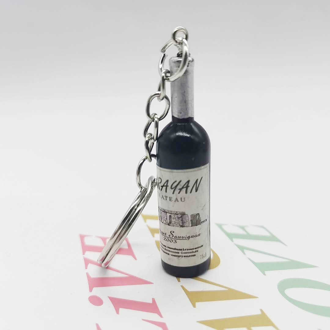 Key Rings Cute and innovative resin beer wine bottles women's men's car bags keychains pendant accessories wedding party gifts G230525