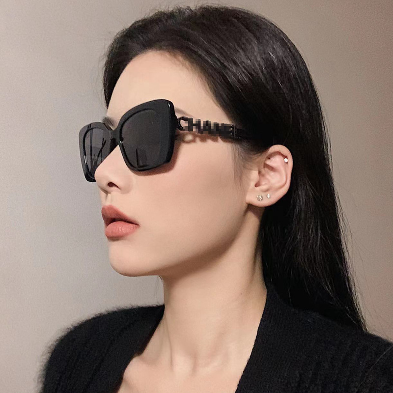 Sunglasses for Women Fashion Gradient Narrow Side Logo Black Gold Womens Sunglasses UV400 Protection Brand Design Square Rectangular-frame sunglasses New With box
Sunglasses for Women Fashion Gradient Narrow Side Logo Black Gold Womens Sunglasses UV400 Protection Brand Design Square Rectangular-frame sunglasses New With box