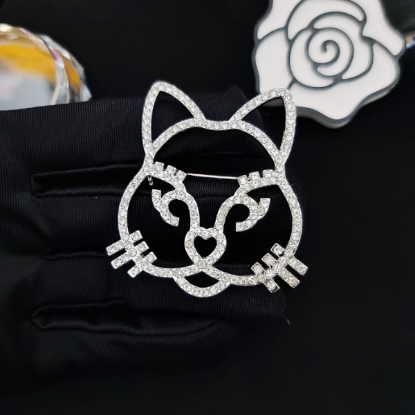With Stamp Kitty Designer Brooches Luxury Pins Fashion Pearl Clothing accessories Mens 18K Gold Plated Womens Brand Double Letter Pendant Brooch
With Stamp Kitty Designer Brooches Luxury Pins Fashion Pearl Clothing accessories Mens 18K Gold Plated Womens Brand Double Letter Pendant Brooch