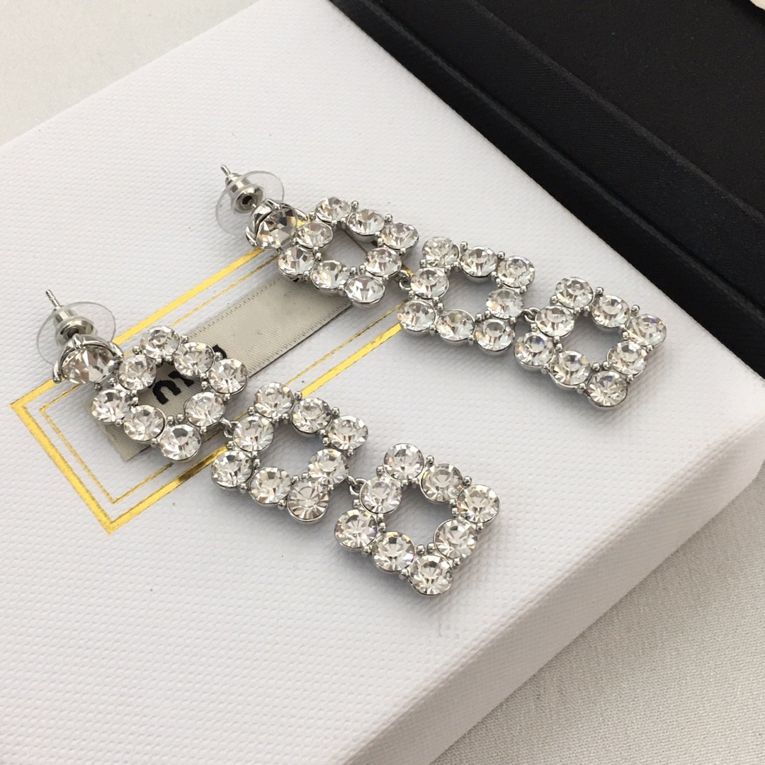 Fashion brand jewelry earrings designer letters full of MIUU letters Crystal feminine fashion rhinestone earrings long ear line
Fashion brand jewelry earrings designer letters full of MIUU letters Crystal feminine fashion rhinestone earrings long ear line