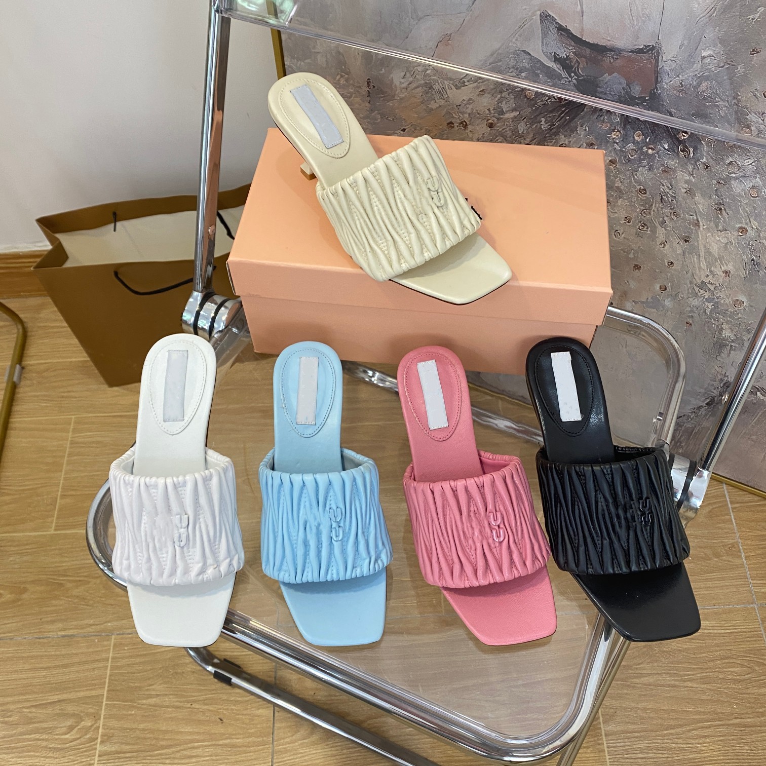 Designer miu Slides Slippers Women Embroidered Metallic Logo Sandals Mules Black Pink Beige Square Toe High Heels Summer Beach Sandal Party Wedding Dress Shoes, Mm523-8
Designer miu Slides Slippers Women Embroidered Metallic Logo Sandals Mules Black Pink Beige Square Toe High Heels Summer Beach Sandal Party Wedding Dress Shoes, Mm523-8