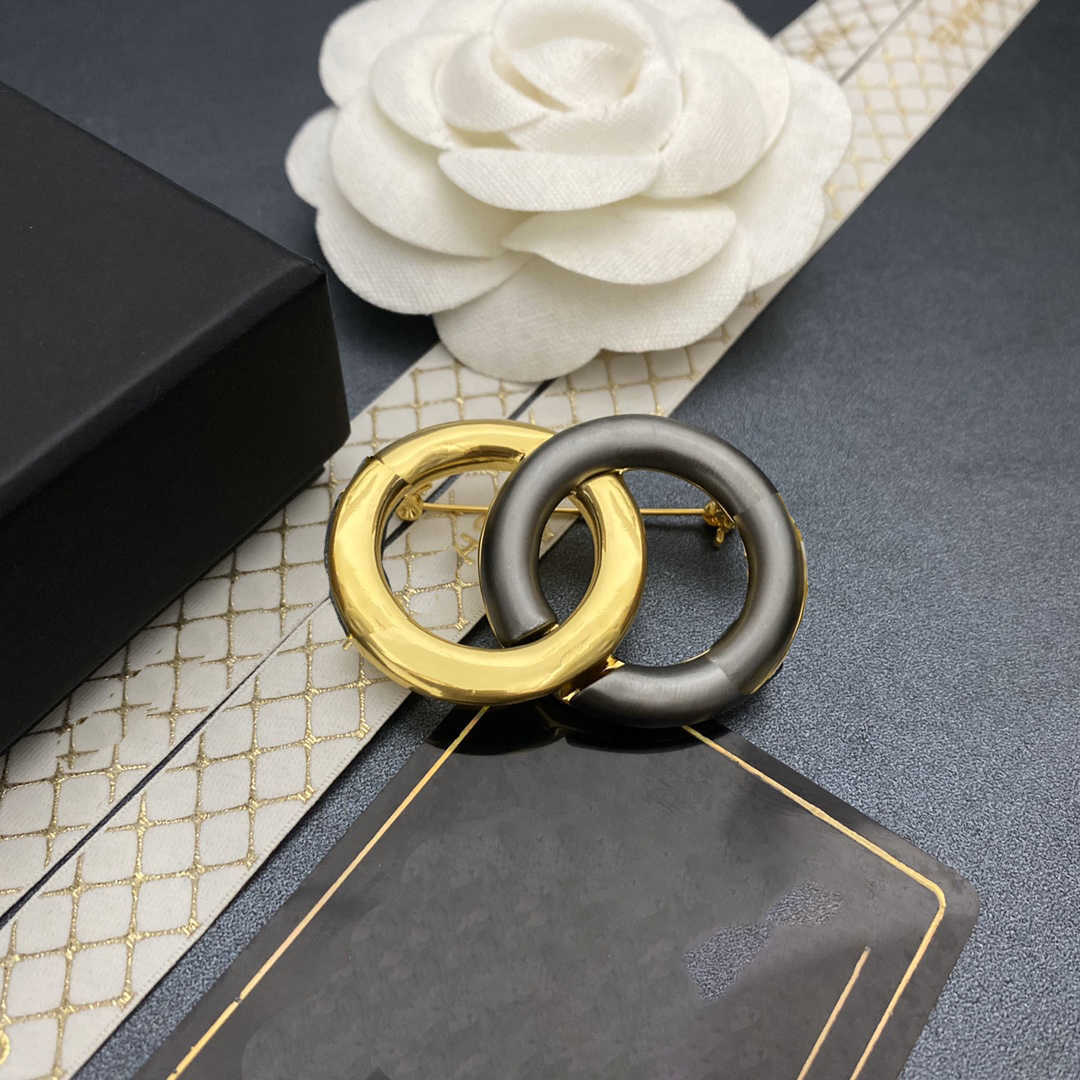 fashion designer Pins Gold and gray contrasting design Brooches high quality jewelry #Including brand box new arrival
fashion designer Pins Gold and gray contrasting design Brooches high quality jewelry #Including brand box new arrival