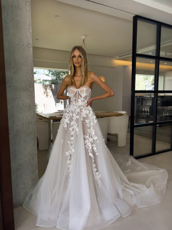 Boho Backless A Line Dresses Bone Bodice Sweep Train D Appliques Tulle Wedding Bridal Gowns
