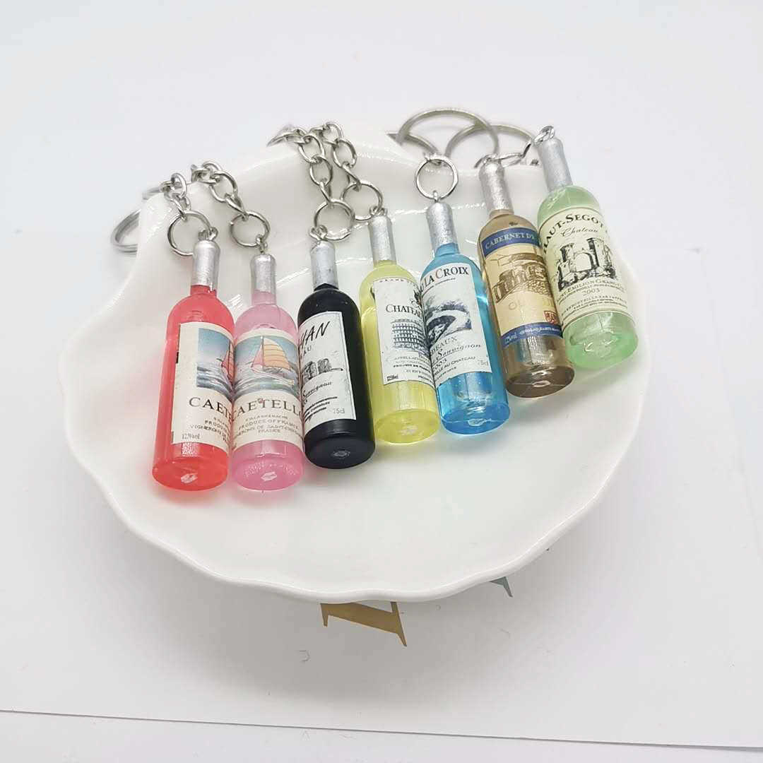 Key Rings Cute and innovative resin beer wine bottles women's men's car bags keychains pendant accessories wedding party gifts G230525
