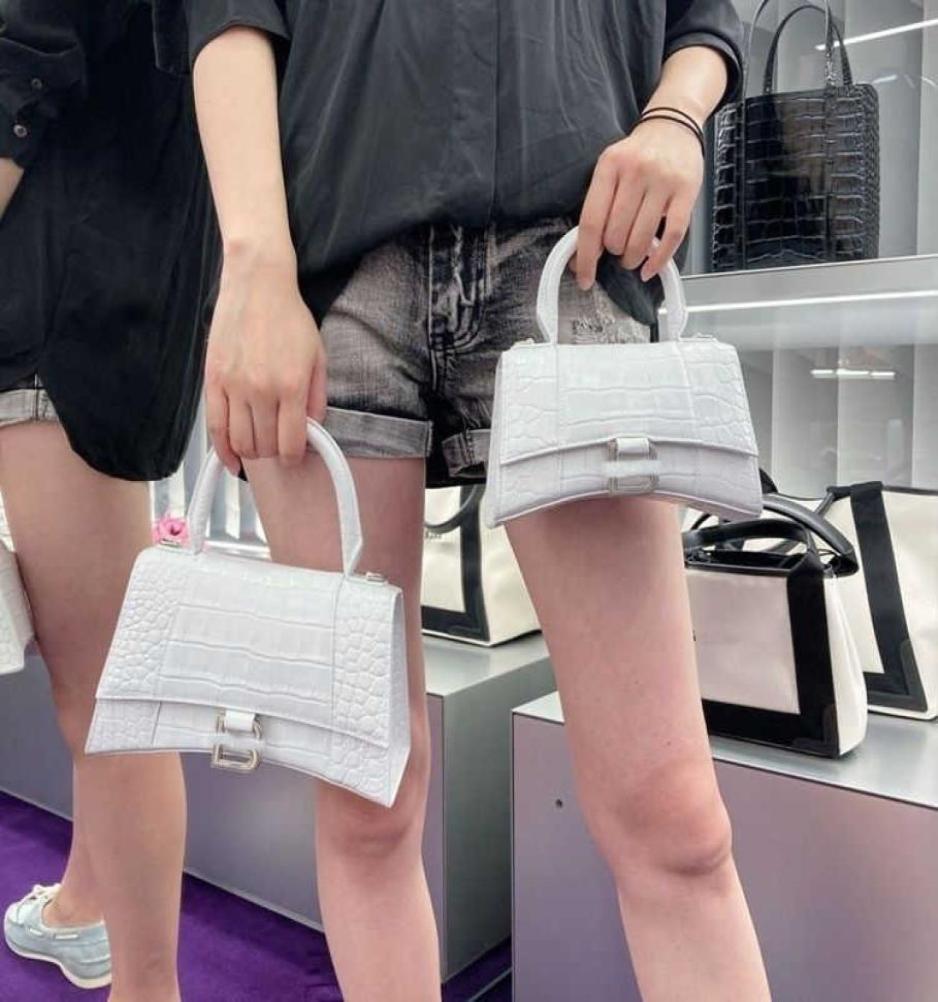Designer Advanced Balencigas Women Bag For Women Autumn And Winter Niche Design One Shoulder Messenger Bag Handbag Hourglass Bag F3884459, Nude
Designer Advanced Balencigas Women Bag For Women Autumn And Winter Niche Design One Shoulder Messenger Bag Handbag Hourglass Bag F3884459, Nude
