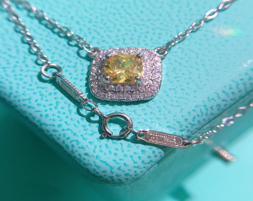 necklaces luxury designer necklace ladies pendant Diamond inlay shape charming elegant temperament fashion versatile trendy jewelr3015066
necklaces luxury designer necklace ladies pendant Diamond inlay shape charming elegant temperament fashion versatile trendy jewelr3015066
