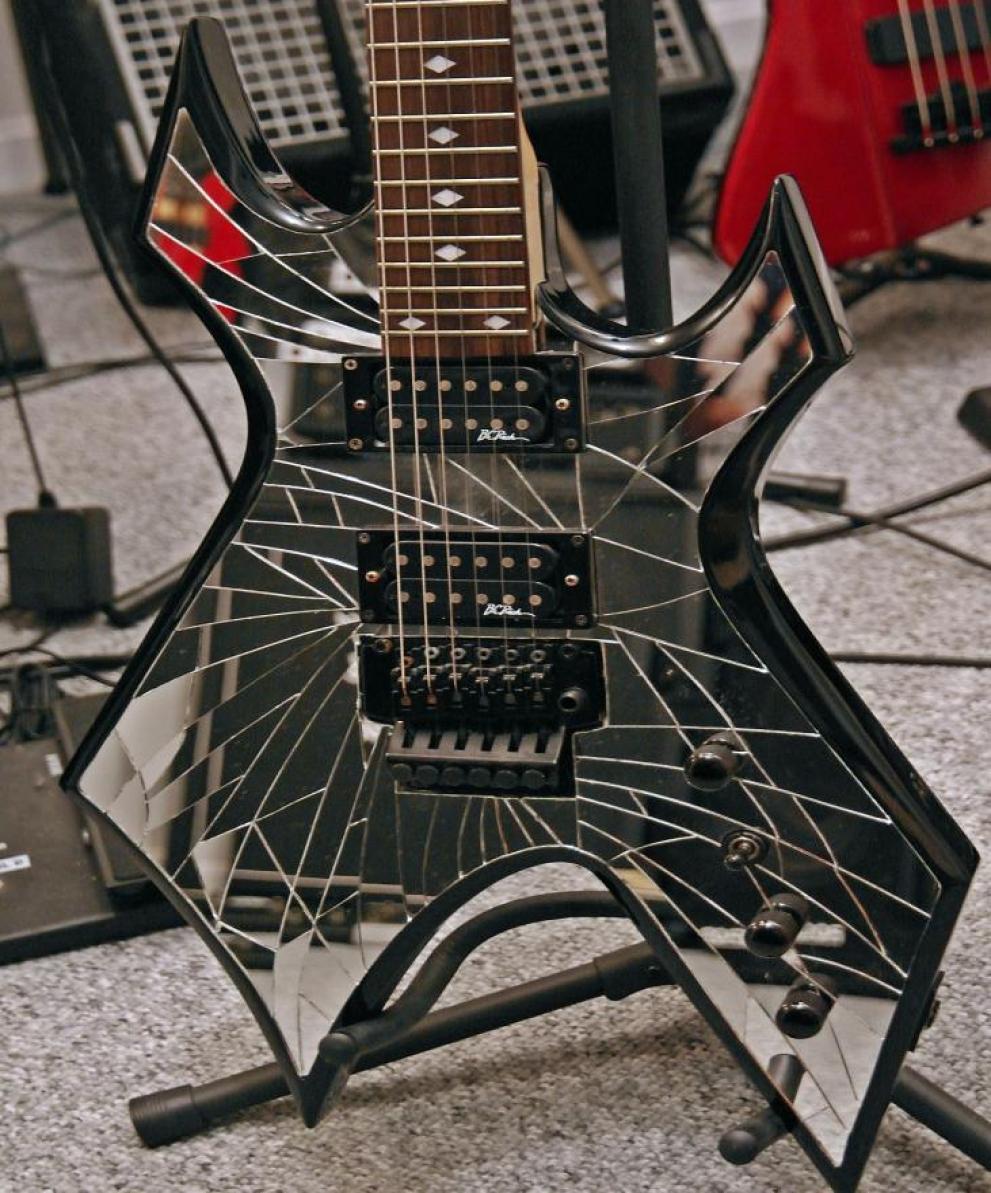 Rare Paul Stanley B Rich Warlock Cracked Mirror Top Electric Guitar Floyd Rose Tremolo Locking NuT Whammy Bar 24 Frets Diamon6018950
Rare Paul Stanley B Rich Warlock Cracked Mirror Top Electric Guitar Floyd Rose Tremolo Locking NuT Whammy Bar 24 Frets Diamon6018950