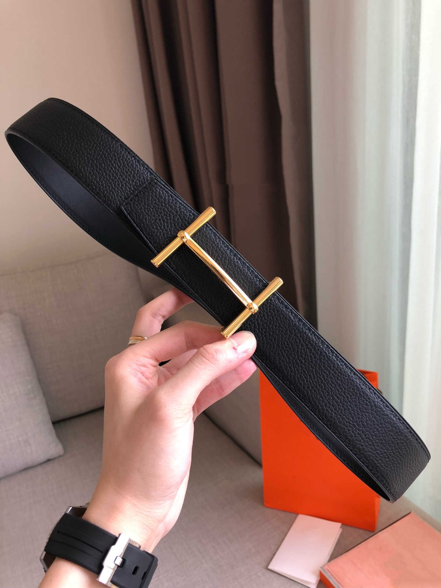 Designer Men's Belt Classic Versatile H-shaped Buckle Love Horse H Home Double sided Cowhide Couple Style and Women's Fashion Trouser
Designer Men's Belt Classic Versatile H-shaped Buckle Love Horse H Home Double sided Cowhide Couple Style and Women's Fashion Trouser