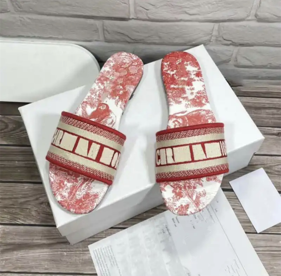 Designer Slippers cd 2023 Summer New Embroidery Couples Home Shoes Beach Slippers Gifts for Women Sandal
Designer Slippers cd 2023 Summer New Embroidery Couples Home Shoes Beach Slippers Gifts for Women Sandal