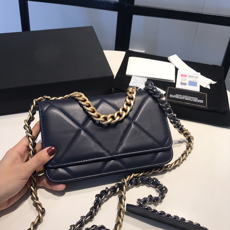 AAAAA designer bag Women Crossbody Bags Shoulder Flap Black Purses Classic Ladies Designer Luxury Ladies Messenger Bag C0130
AAAAA designer bag Women Crossbody Bags Shoulder Flap Black Purses Classic Ladies Designer Luxury Ladies Messenger Bag C0130