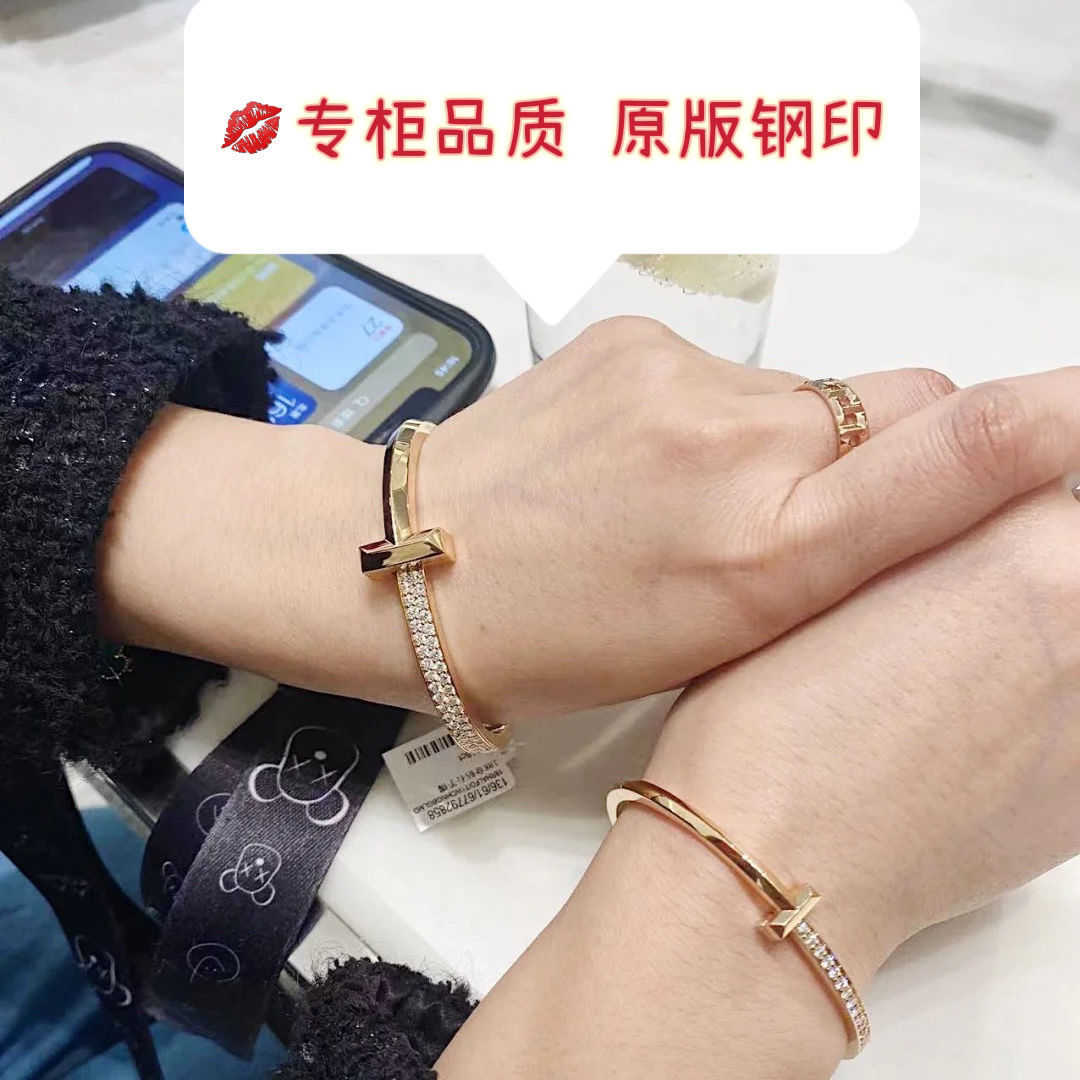 Factory designer T bangle T Family T1 Bracelet Womens 18K Rose Gold Plated Double Character Narrow Edition niche design bracelet with diamonds Light Luxury Hom TV24
Factory designer T bangle T Family T1 Bracelet Womens 18K Rose Gold Plated Double Character Narrow Edition niche design bracelet with diamonds Light Luxury Hom TV24