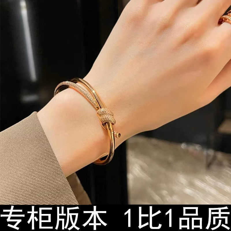 Factory designer T bangle T Home Bracelet Women's 2023 New Diamond Knot Buckle Sterling Silver 18K Rose Gold Bracelet 79IL
Factory designer T bangle T Home Bracelet Women's 2023 New Diamond Knot Buckle Sterling Silver 18K Rose Gold Bracelet 79IL