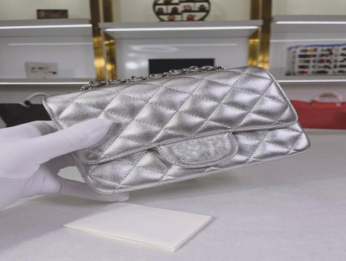 22SS women latest shoulder messenger bag ounter high quality pu leather Fashion Shopping Satchels Luxury designer purses crossbody7973553, Silver
22SS women latest shoulder messenger bag ounter high quality pu leather Fashion Shopping Satchels Luxury designer purses crossbody7973553, Silver