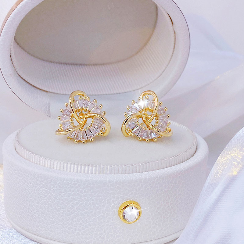 14k Real Gold Fashion Hollow Out Fine Rhinestone Earrings Geometry Cross-wound Exquisite Bling AAA Zircon Accessories Jewelry
14k Real Gold Fashion Hollow Out Fine Rhinestone Earrings Geometry Cross-wound Exquisite Bling AAA Zircon Accessories Jewelry