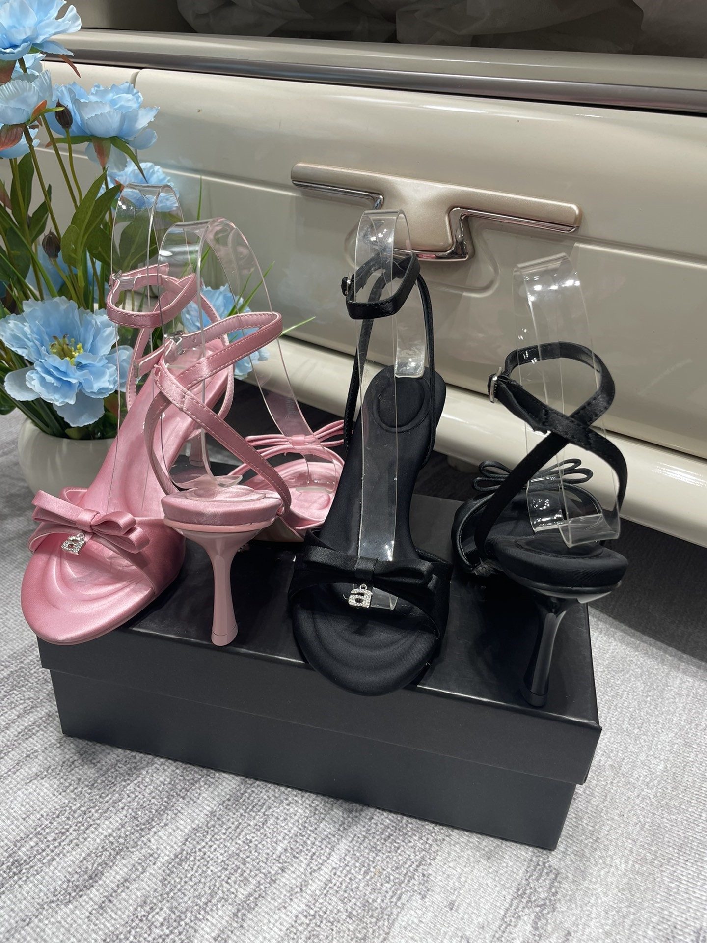 Sandals Aw Rhinestone Letter wang Female 2023 silk satin bowtie Summer Word Buckle Square Toe Open Black pink High Heels slippers slides, Awg523-1
Sandals Aw Rhinestone Letter wang Female 2023 silk satin bowtie Summer Word Buckle Square Toe Open Black pink High Heels slippers slides, Awg523-1