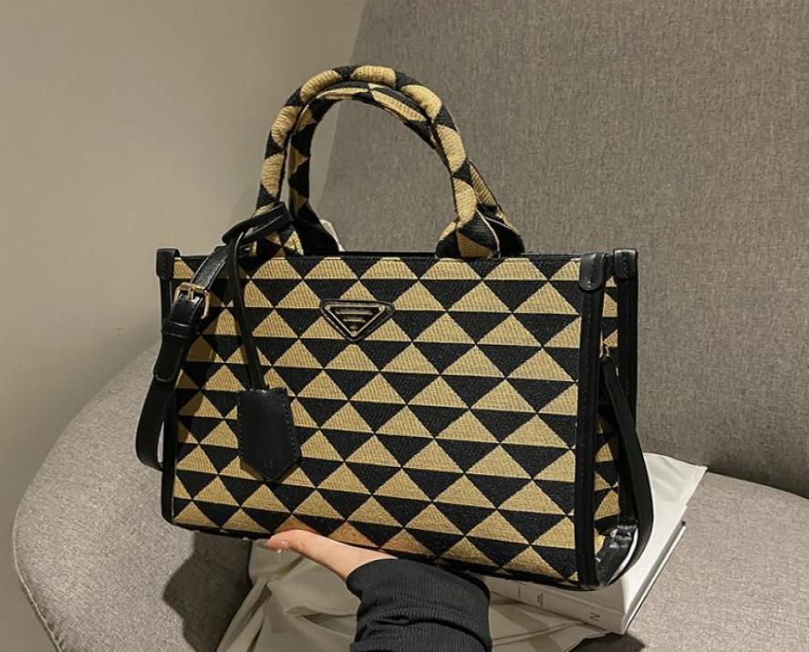 Brand 23SS woman039s Day Packs New fashion leather handbag women Letter printing black white pink green Khaki 73718964326, Gold
Brand 23SS woman039s Day Packs New fashion leather handbag women Letter printing black white pink green Khaki 73718964326, Gold