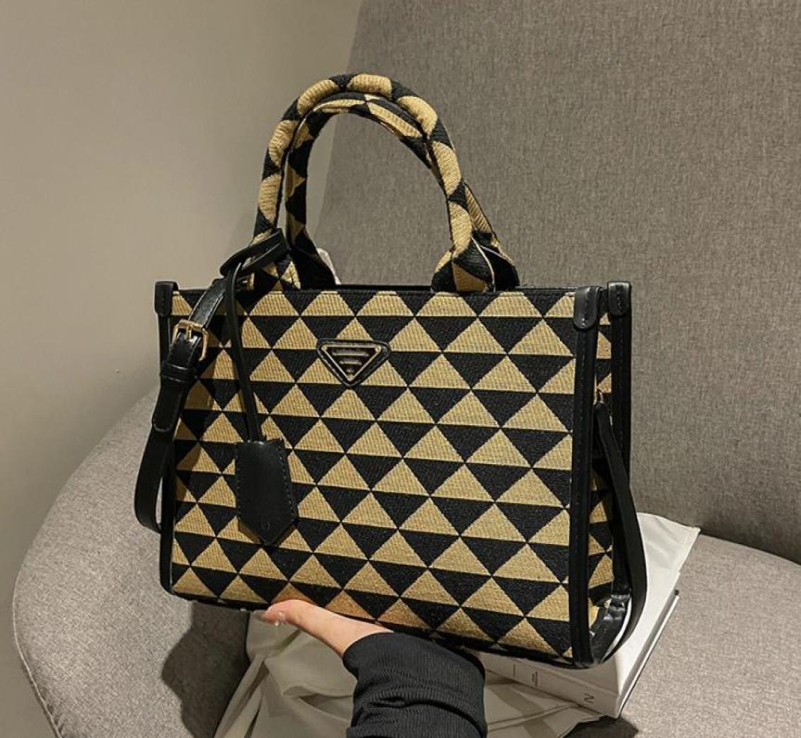Brand 23SS woman039s Day Packs New fashion leather handbag women Letter printing black white pink green Khaki 73714958774, Gold
Brand 23SS woman039s Day Packs New fashion leather handbag women Letter printing black white pink green Khaki 73714958774, Gold