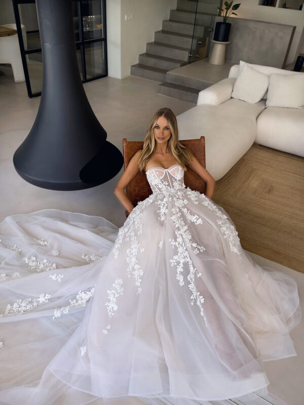 Boho Backless A Line Dresses Bone Bodice Sweep Train D Appliques Tulle Wedding Bridal Gowns