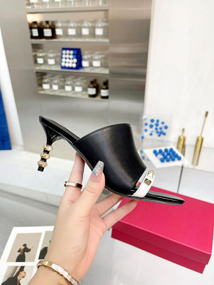 Slippers Luxury Women Sandals Designer sexy fashion high heels Valentinoity summer women's classic casual sandals H091
Slippers Luxury Women Sandals Designer sexy fashion high heels Valentinoity summer women's classic casual sandals H091