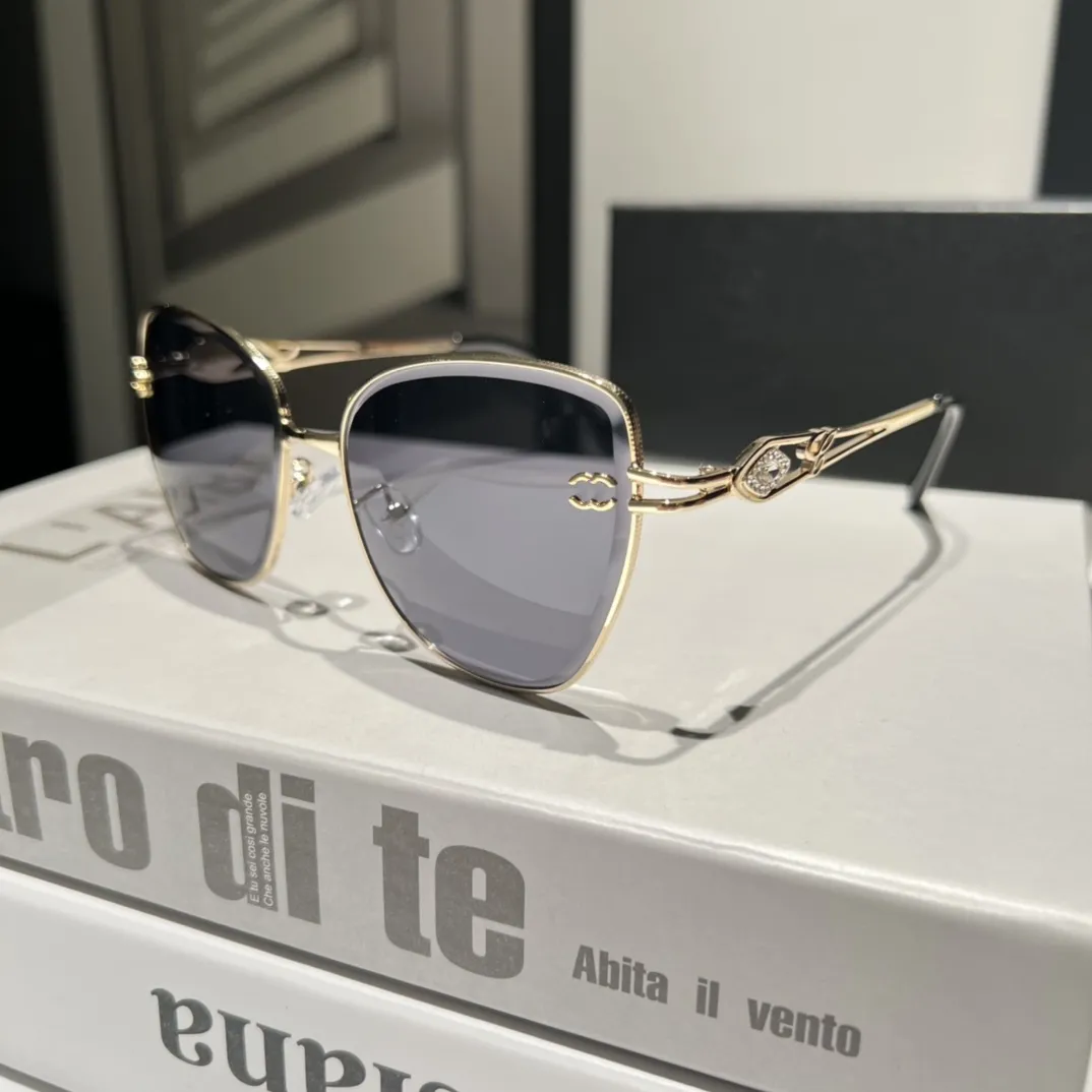 Luxury fashion designer sunglasses for women classic Butterfly Sunglasses Metal frame Popular retro avant-garde outdoor protection Brand New 8512 come with Box
Luxury fashion designer sunglasses for women classic Butterfly Sunglasses Metal frame Popular retro avant-garde outdoor protection Brand New 8512 come with Box